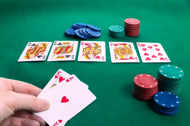 Antarmuka aplikasi gong bola menampilkan Lightning Roulette dengan panel taruhan dan statistik real-time